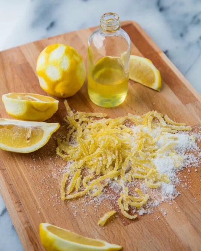 кожура лимона. лимона цедра. лимонная кожура. лимонная корка. стружка цедры лимона.