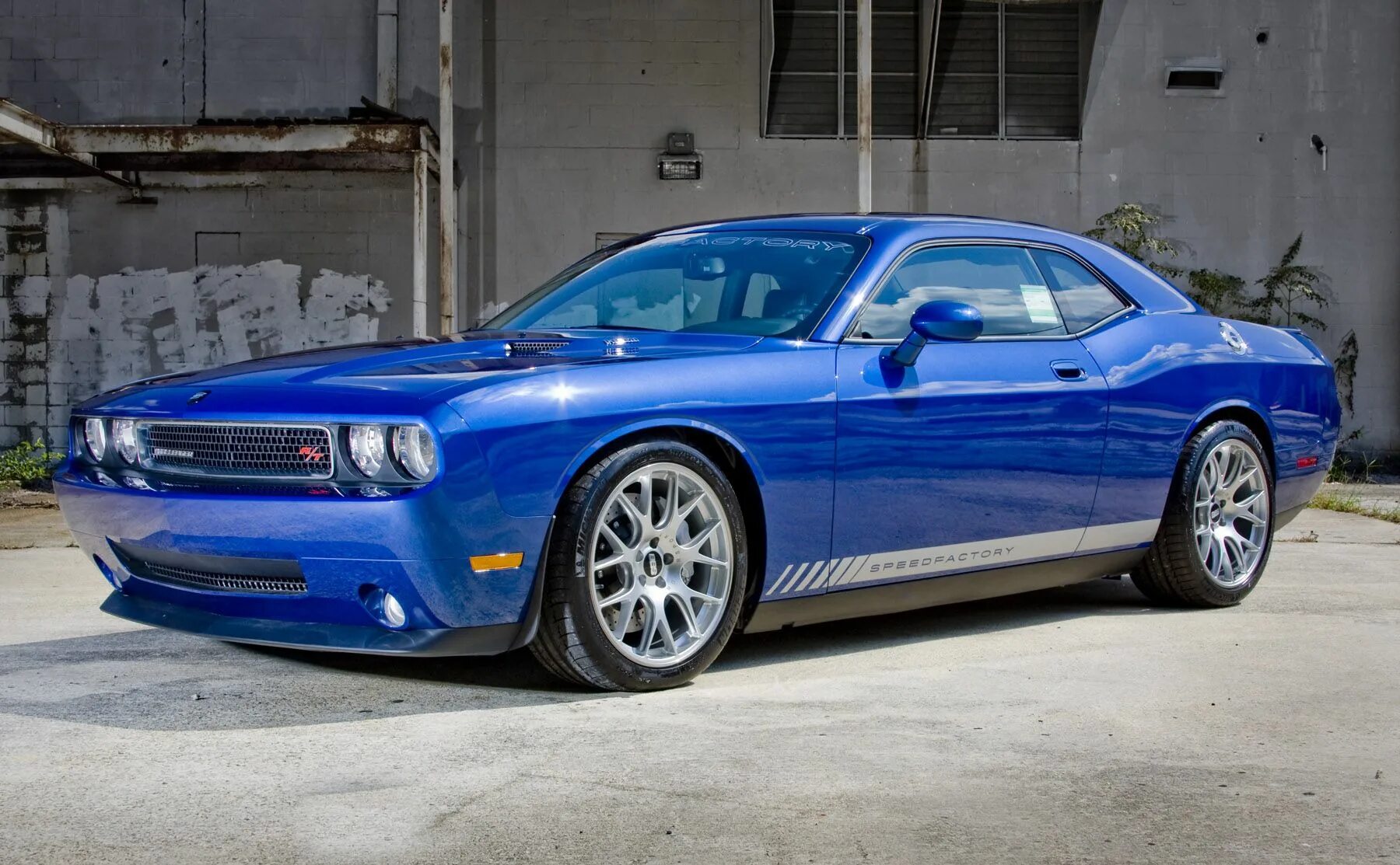 Dodge challenger 2021. Голубой dodge challenger hellcat. Додж челленджер 2021 зеленый. Dodge bluebird. Challenger widebody kit.