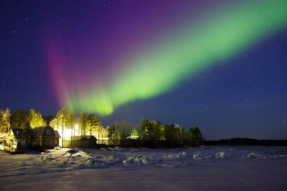 Салехард полярное сияние. Aurora Borealis (Северное сияние) над городом Хаммерфест. Хатанга Северное сияние. Пангоды Северное сияние. Полярная ночь 6 класс