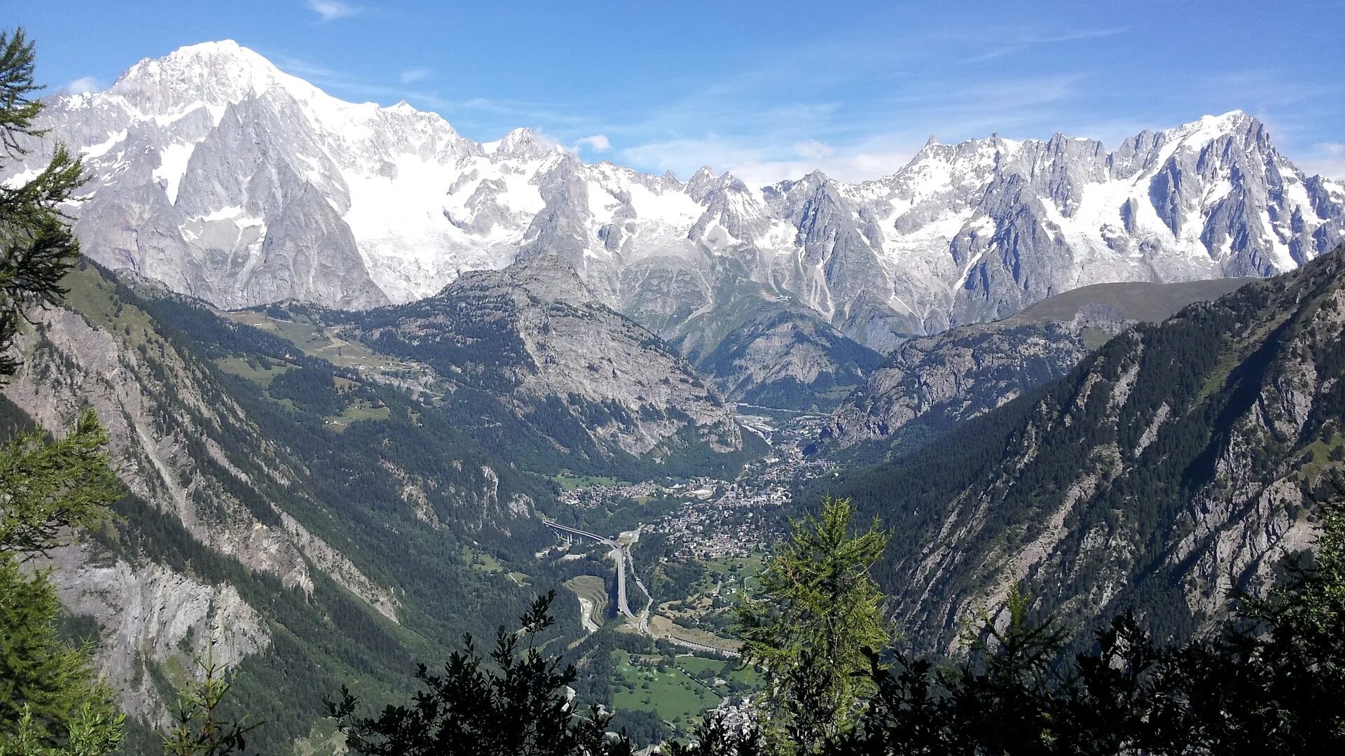 The highest mountain in europe. Гора Монблан Италия. Массив Монблан горы Италии. Итальянские Альпы Монблан. Курмаер Италия пик.