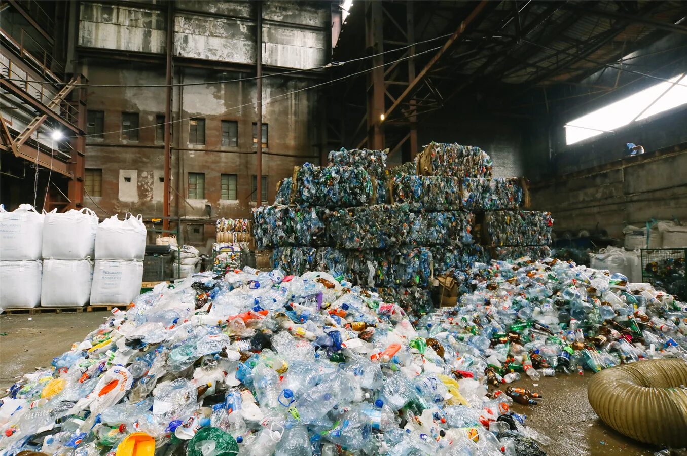 Пластиковые бутылки отходы. Переработка пластиковых бутылок. Утилизация ПЭТ бутылок. Завод по переработке пластика. Собран отсортирован