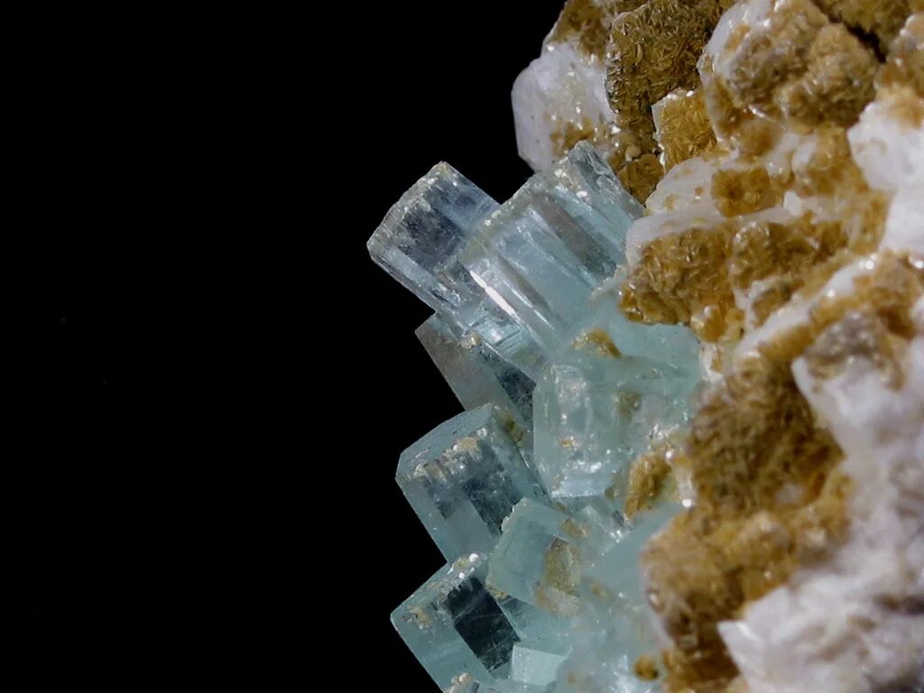 Минерал получил название. Аквамарин мусковит минерал. Минералы Алтая мусковит. Галогениды минералы. Кристаллография минералов.