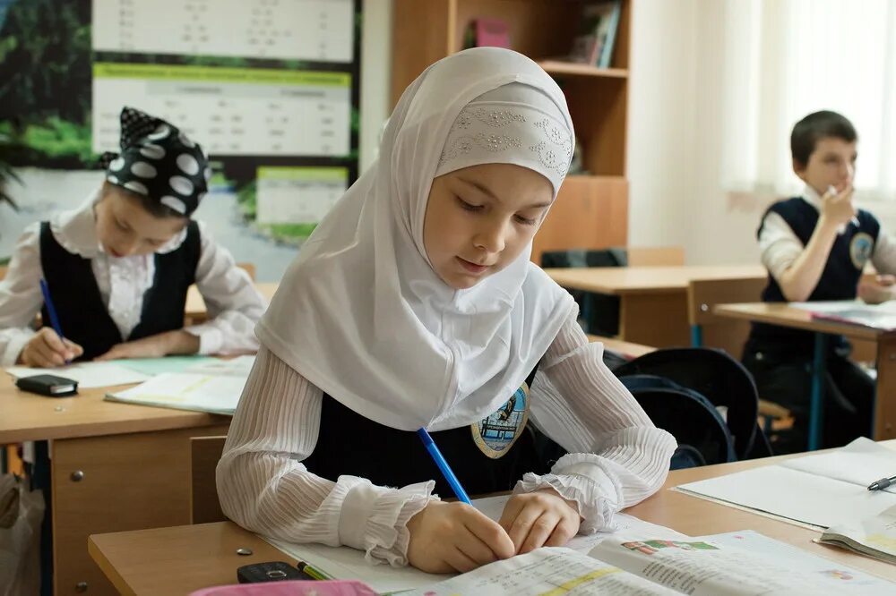 Образование носит светский характер. Хиджаб в школе. Мусульманка в школе. Мусульманские дети в школе. Дети в хиджабе в школе.