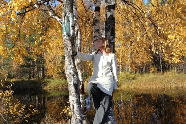 Ранним утром я иду в соседнюю рощу. Девушка осенней березы. Фотосессия в березовой роще осенью. Фотосессия в роще осенью. Девушка береза осень.