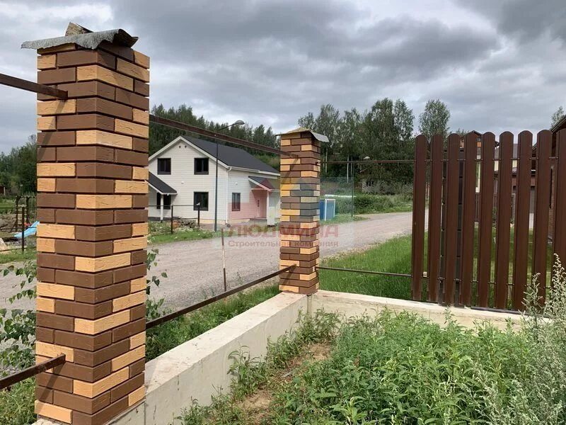 Облицовка столбов кирпичом. Забор из кирпичных столбов. заборные столбы из кирпича. забор с колоннами из кирпича. столбы из кирпича для забора.