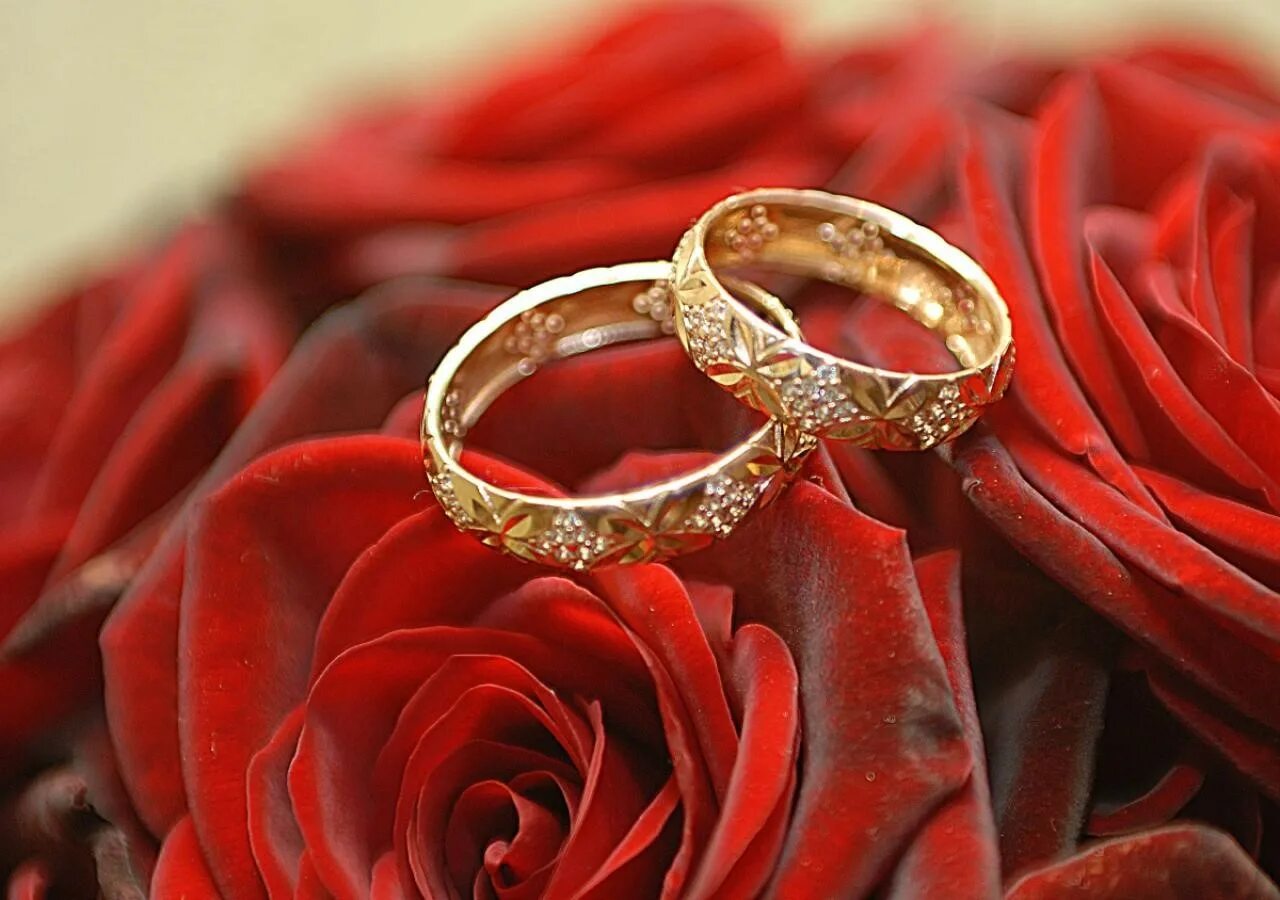 обручальные кольца и жемчуг и цветы. обручальные кольца на букете. кольцо цветы. с годовщиной свадьбы рубиновая. свадебные кольца красные.