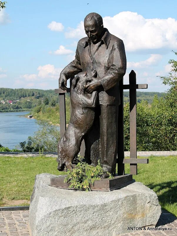 Памятник Паустовскому в Тарусе. Памятник Паустовскому в Тарусе с собакой.