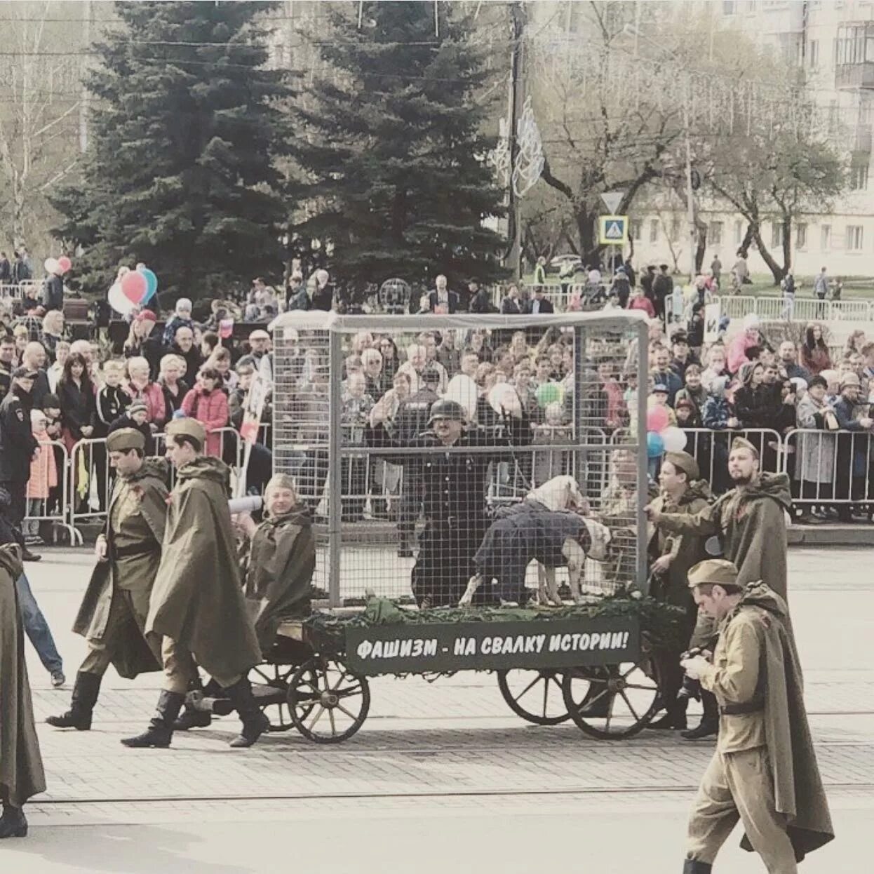 Немцы день победы. День Победы исторические снимки. С днем Победы! Фашистов. С днем Победы исторические. Шествие фашистов.