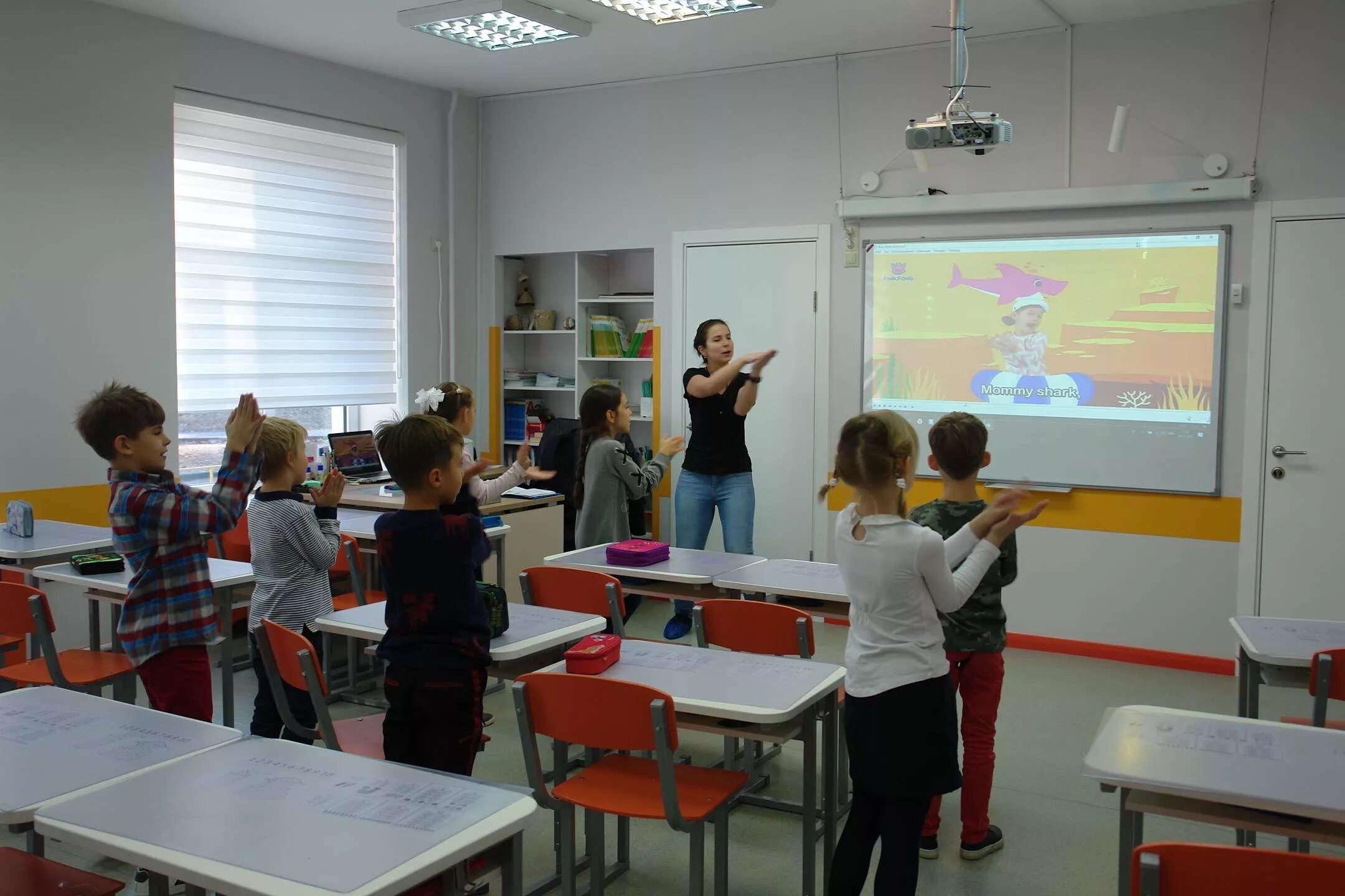 Урок в начальной школе. Урок в классе. Урок иностранного языка. Урок английского в начальной школе.