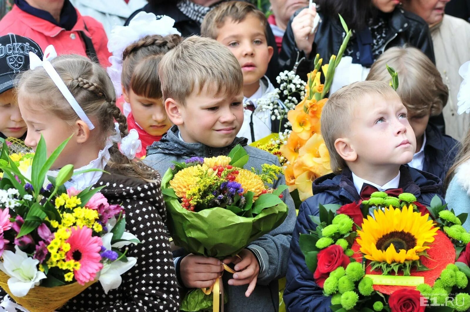 Дела на 1 сентября. Букет первоклассника. букет на 1 сентября первокласснику. цветы для первоклассника. школьник с цветами.