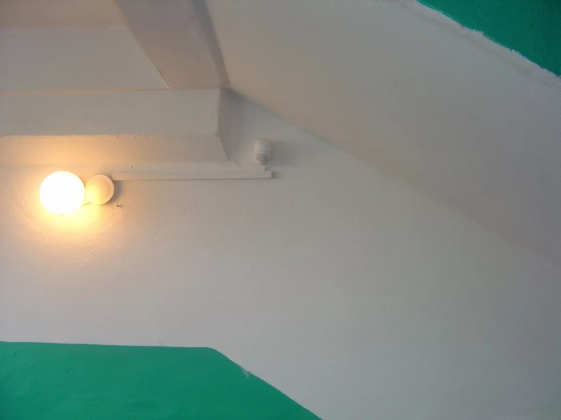 Освещение в подъезде. Лампы накаливания в подъезде. Лампы накаливания в подъезде. Лампа в подъезде. Свет горит в подъезде.