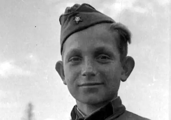 Что случилось с ваней в разведке. Ваня михайленко разведчик. Разведка ваня. Ваня солнцев сын полка биография. Ефрейтор горбунов сын полка.