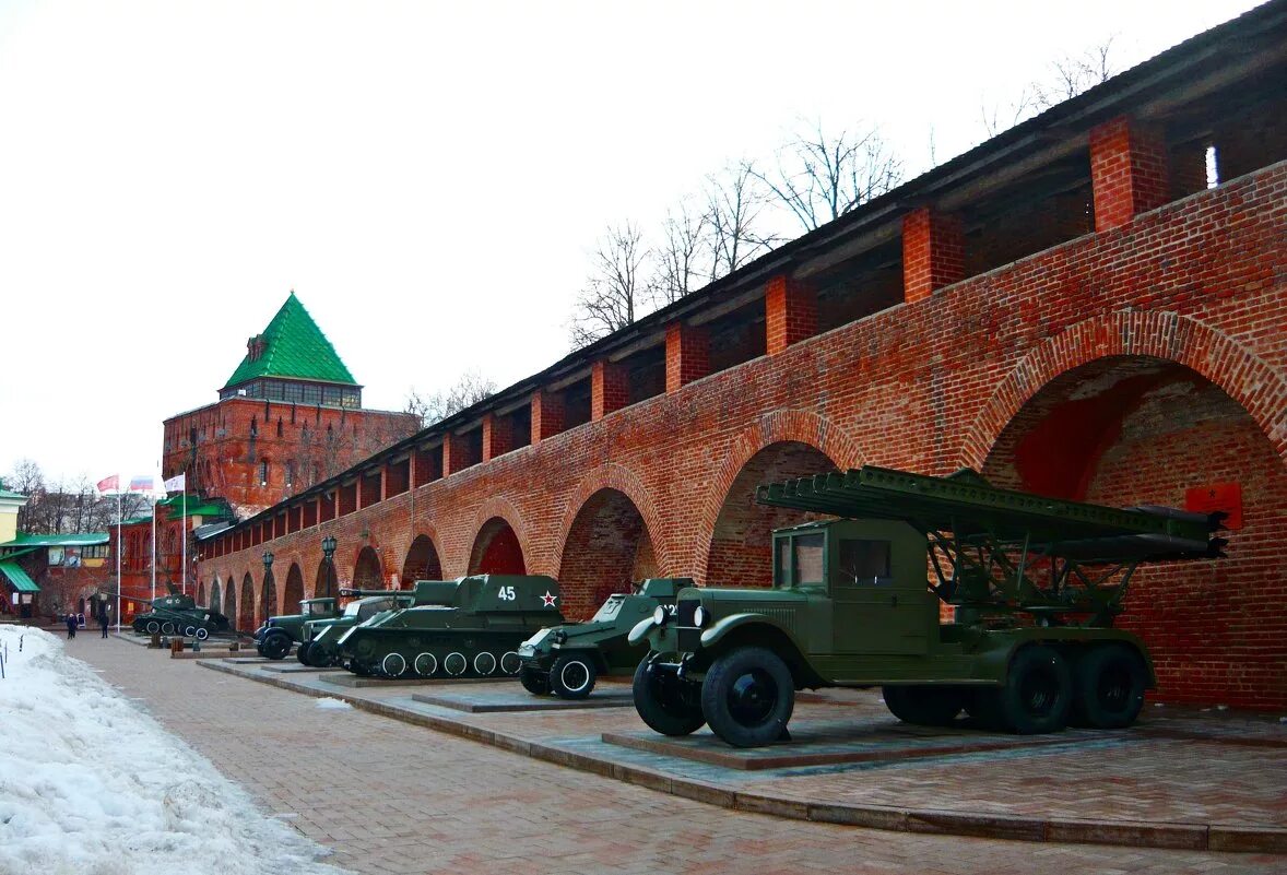 Мемориал горьковчане фронту в Нижегородском Кремле. Музей в Кремле Нижний Новгород. Выставка военной техники в Кремле Нижнего Новгорода. Нижегородский Кремль Нижний Новгород.