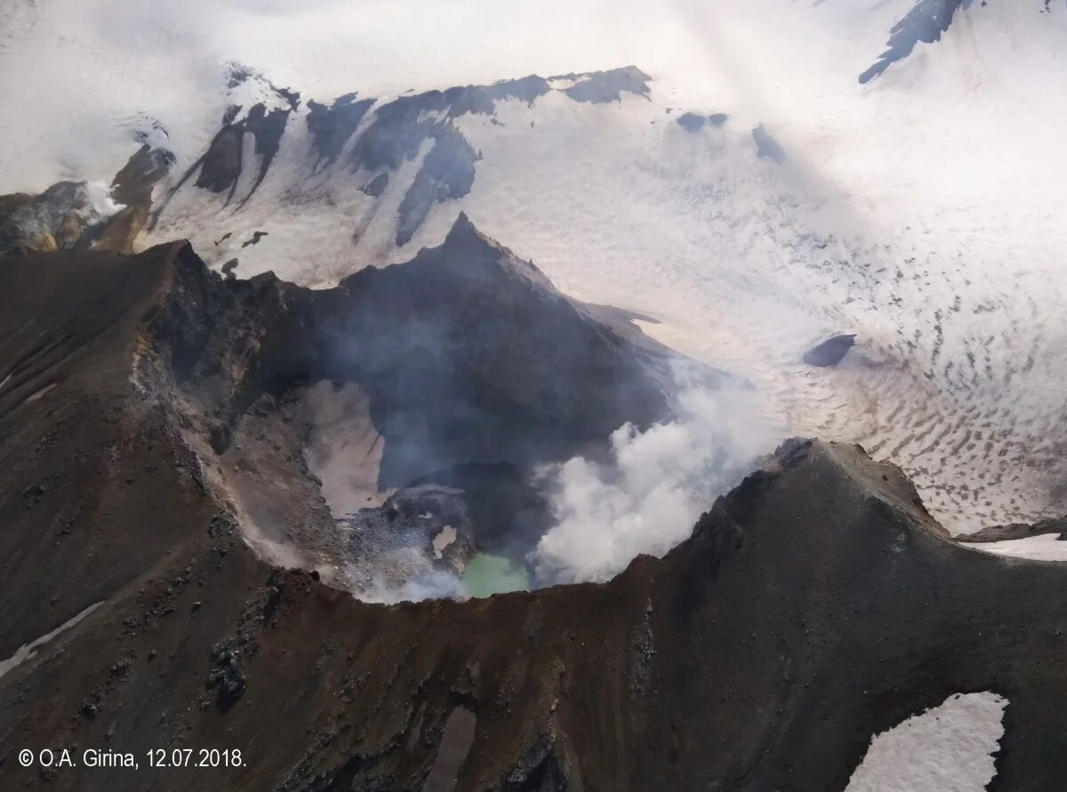 вулкан эбеко в северо -курильске. вулкан парикутин (мичоакан, мексика). воронка на новой земле. воронка вулкана. кратер килауэа.