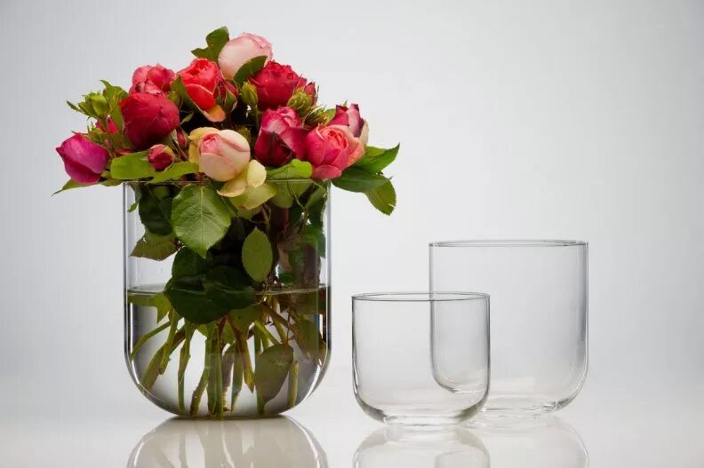 Как сохранить розы в букете в воде. Цветы в прозрачной вазе. Стеклянная ваза с цветами. Букет в прозрачной вазе. Прозрачная ваза с цветами.