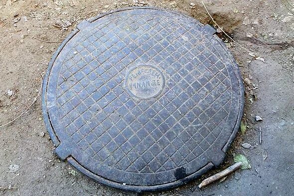 люки завода водоприбор. 00. открытый люк колодца. крышка канализационного люка 1941 года. люк 6015c.
