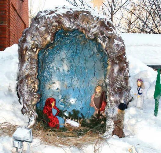 Украсить пещеру. Ясли Христа из снега. Пещера украшенная из снега. Пещера Рождества. Пещера вертеп Рождественский.