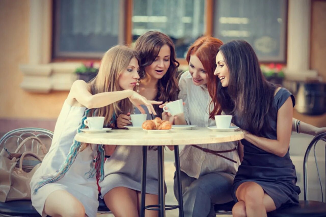 4 девушки в кафе