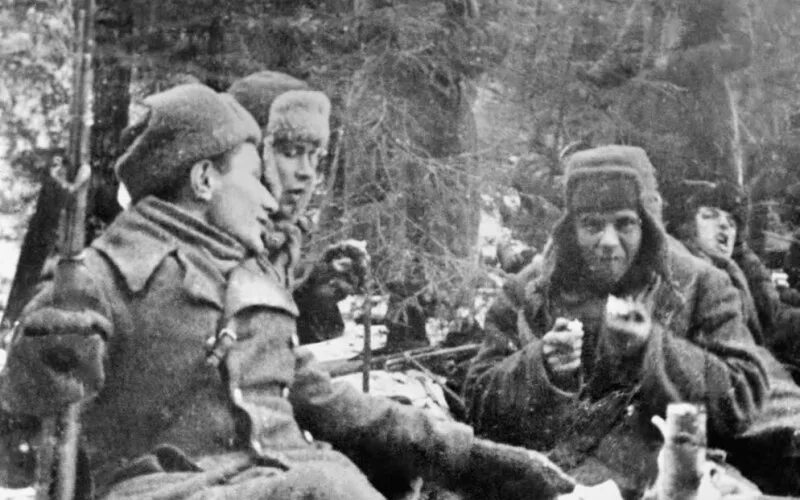 3 апреля 1942. Партизаны на привале. Военный совет на привале партизанского отряда, 1942 год. Фотография Партизаны у костра. Партизаны Ржевского района.