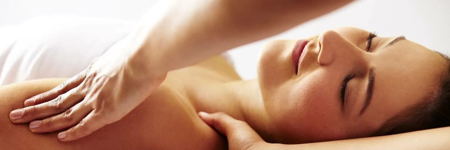 женщина на массажном столе. массаж груди. массаж груди фото. классический массаж спины. грудной массаж женщин.