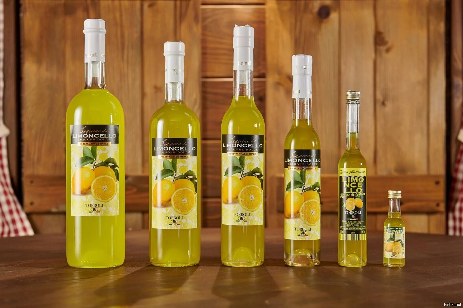 Виноградно лимонного вина. Лимончелло ликер. Лимончелло ликер Италия. Лимонный ликер Лимончелло. Лимончелло Сицилия.