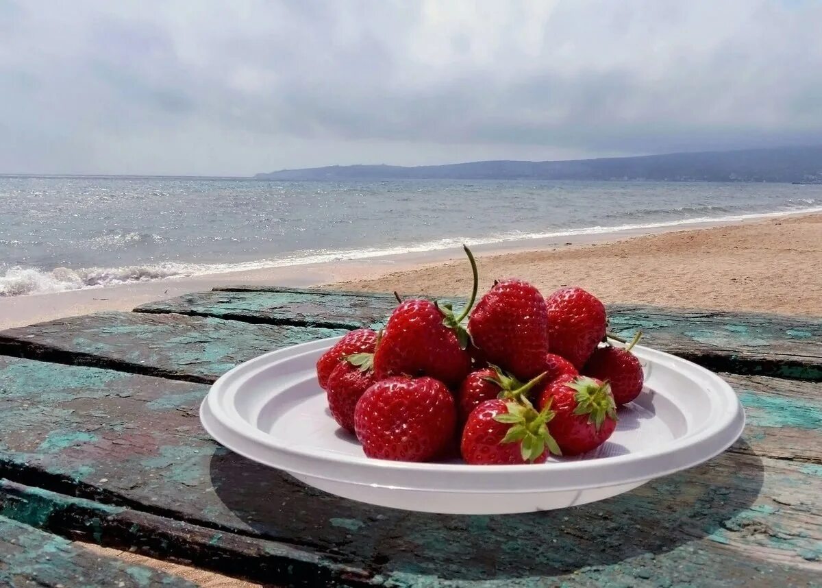 Морская земляника. Клубника. Пляж шампанское клубника. Клубника и море. Море из клубники.