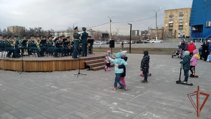 9 мая выступит. 9 Мая Красноярск. 9 Мая город. День Победы фото города. День Победы Красноярск.