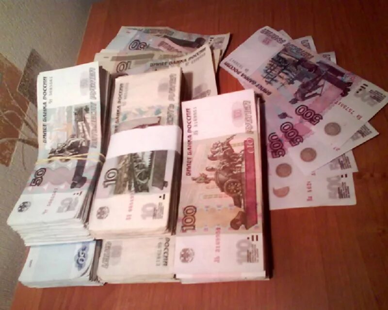 100 рублей в руке. Факты о деньгах. Поменять мелкие купюры на крупные. 5000 рублей по 100 рублёвым банкнотам. Поменять мелкие купюры на крупные.