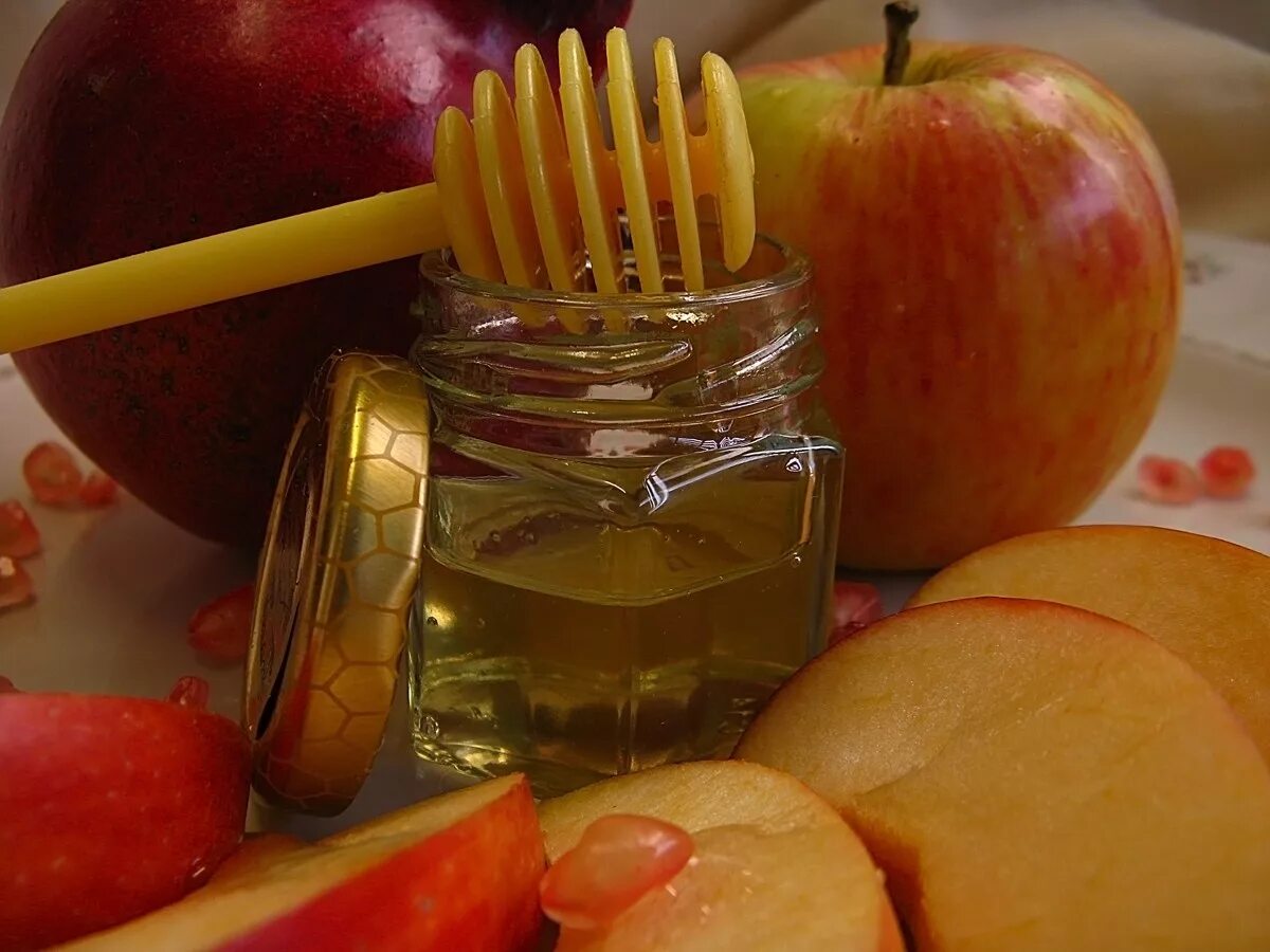 Рош а-шана еврейский новый год. Рош ха-шана 2021. Стол на рош ха шана. Еврейский праздник рош а-шана. Еврейский праздник рош ха шана.