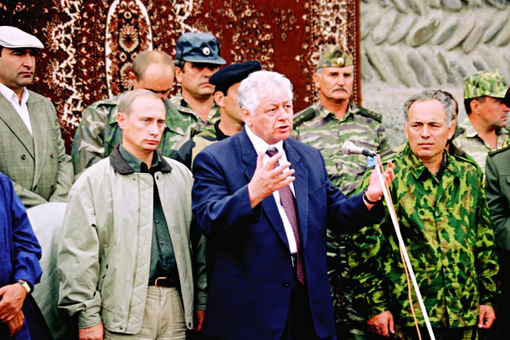 Чеченские боевики грозный 1995. Хачилаев и каддафи. Ботлих дагестан 1999. Дагестан 90 годы. 90 дагестана годов.