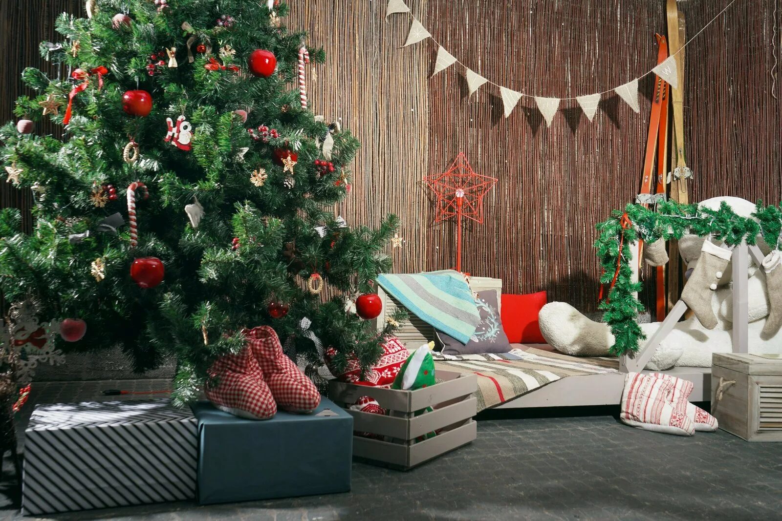 новогодняя елка. новогоднее украшение комнаты. новогоднее украшение квартиры. стильно украшенная елка. вариант новый год.