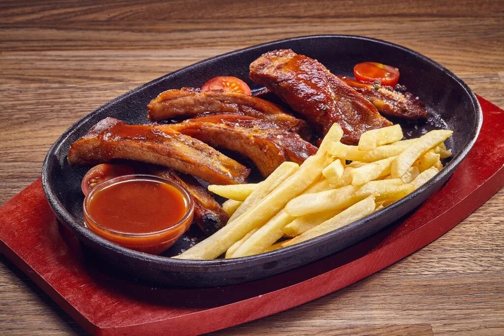 Как вкусно приготовить ребра на сковороде. Ребрышки в соусе. жареные ребрышки. соус для ребрышек свиных. свиные ребра в соусе.