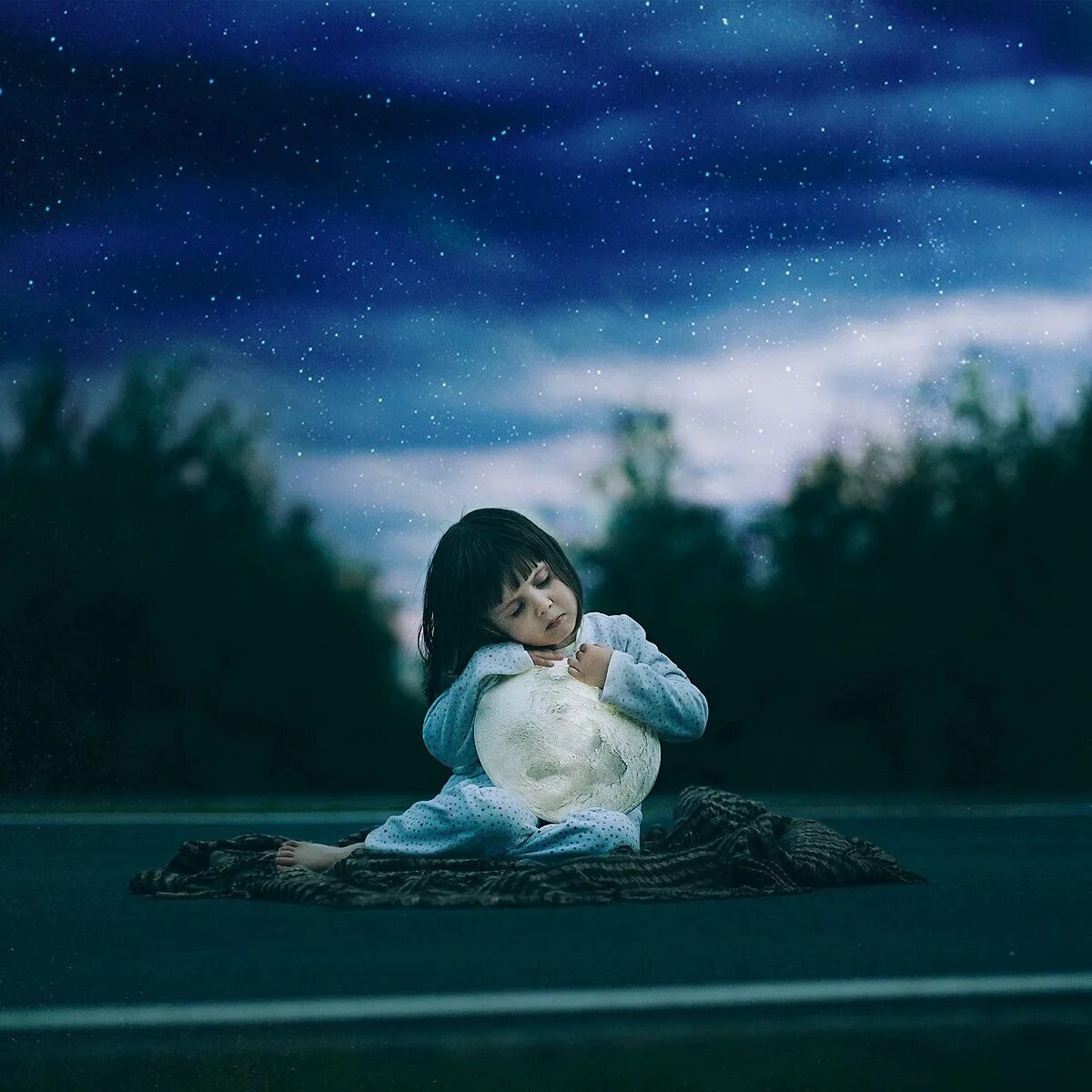 Про девочку луну. Девушка обнимает луну. Девочка держит луну. Дети Луны. Обнять луну.