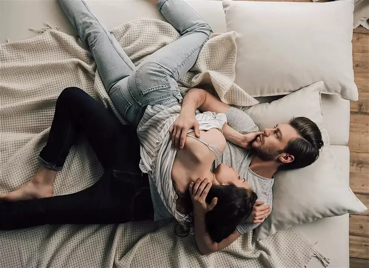 Парень и девушка лежат рядом