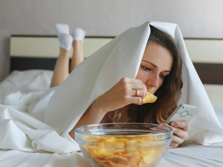 Завтрак в постель. Кофе в постель девушке. Девушка и сладкое. Девушка ест в кровати. Голодные девушки в постели.