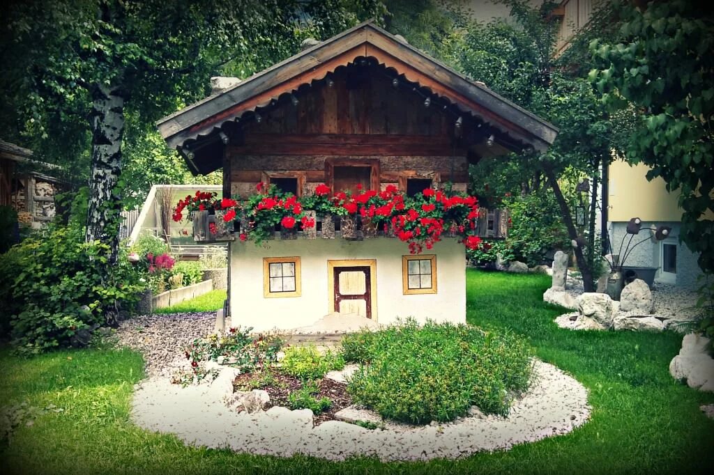 Красивые небольшие домики. Красивая дача. Уютный домик с садом. Красивые маленькие домики. Ые домики