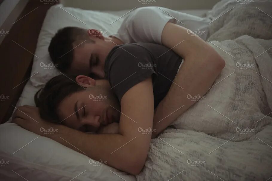 Т спящего брата. Спать в обнимку. Парни обнимаются в постели. Мальчики спят в обнимку. Парни спят в обнимку.