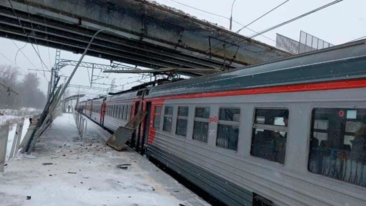 Что с электричками сегодня на ярославском. Поклонная электричка. Почему опаздывают поезда сегодня. Электрозаводская платформа электрички. Электропоезд москва.