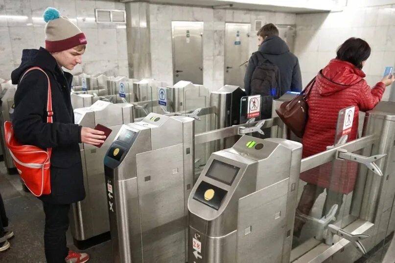 Турникет метрополитена. Презентации турникетов. Французский турникеты на вокзалах. Перепрыгнул турникет. Проходит через турникет.