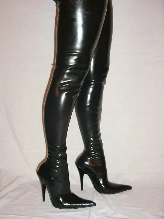 Латексные сапоги на высоком каблуке. Лаковые сапоги чулки. Латексные чулки для женщин. Ботфорты из латекса. Колготки из латекса.