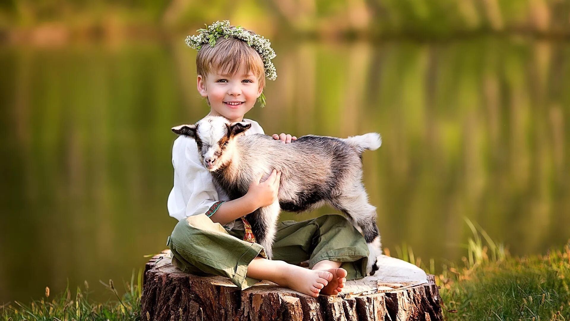 дети с животными. девочка с собакой. летнее дети животные. козы в деревне. летнее дети животные.