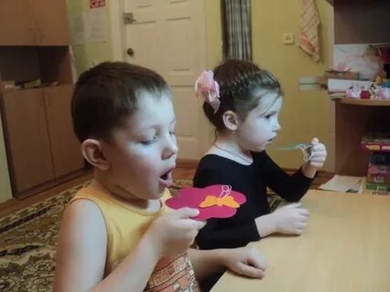Как научить ребенка дуть ртом