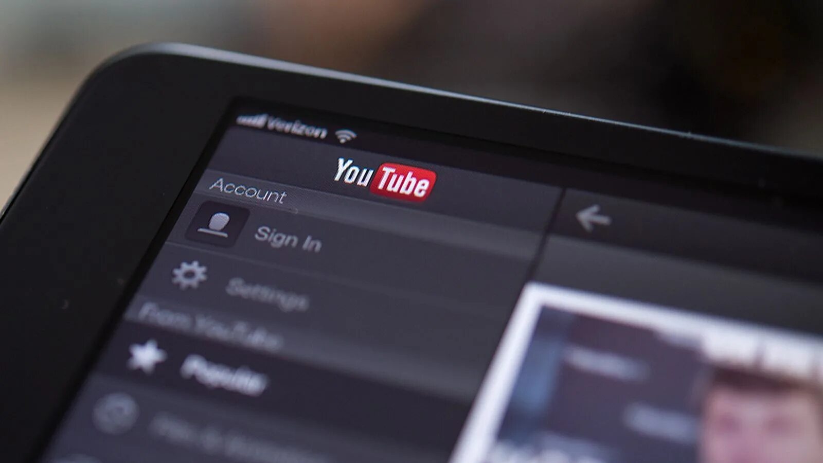 Мобильный интернет youtube. Ютуб на экране телефона. Ютуб мобиль. Мобильный интернет youtube. Мобильный интернет youtube.