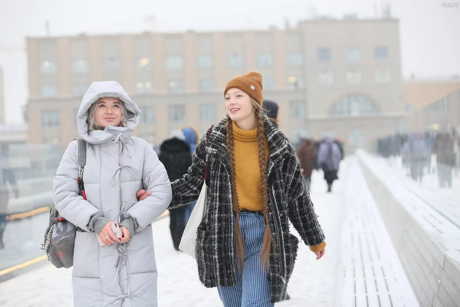 В чем сейчас ходят люди. Люди зимой. Люди в Москве зимой. Одежда людей зимой. Москва люди.