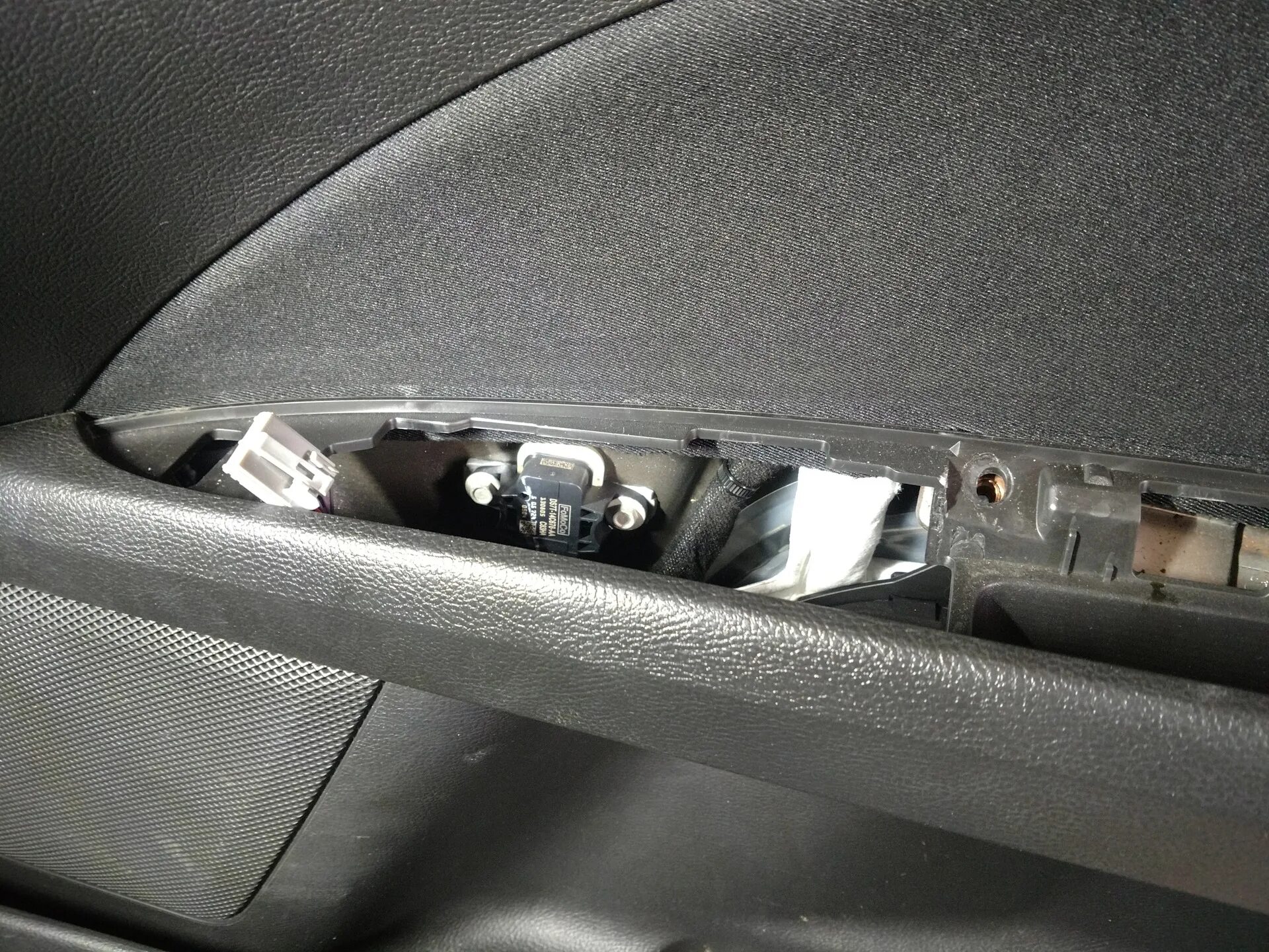 Как снять обшивку двери фьюжн Replacing the power window rear door (Body / Doors, locks and windows / Ford Fus