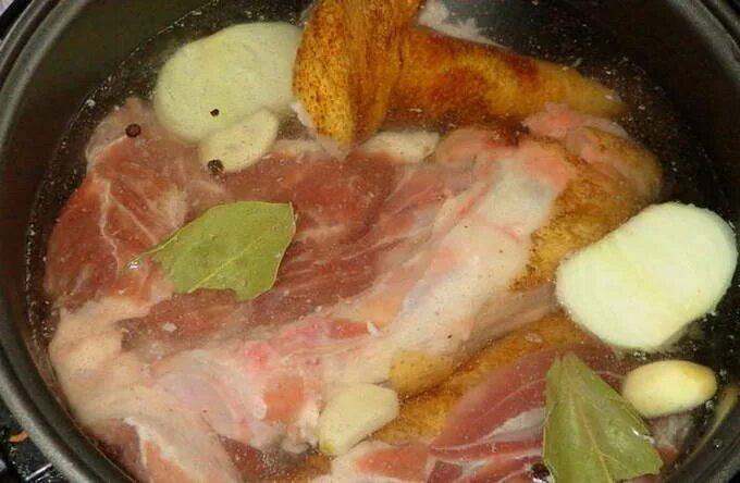 Холодец в мультиварке из рульки и курицы. Холодец в мультиварке. холодец из рульки свиной. холодец из свиных рулек в мультиварке. холодец из свиных ножек и рульки.