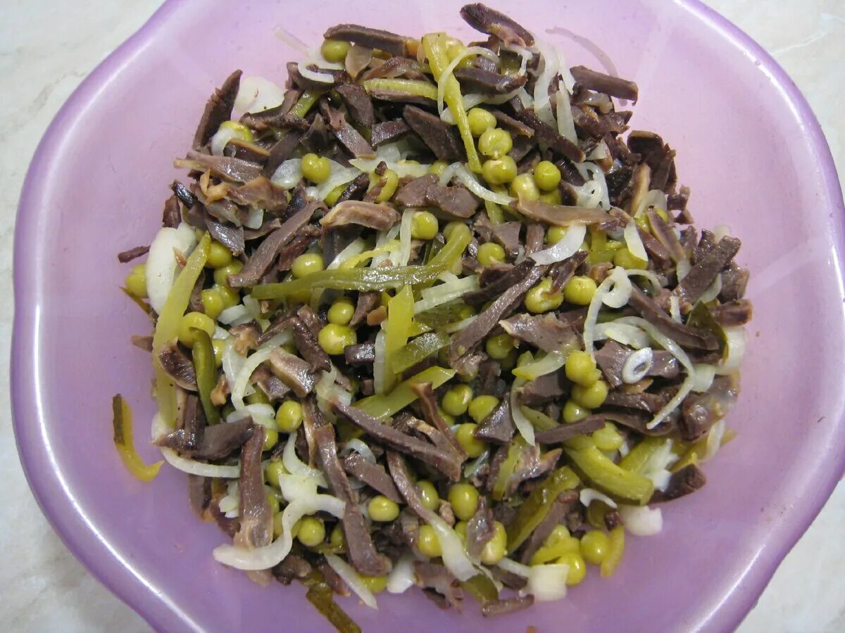 Салат с куриными желудками рецепт с фото очень вкусный. Салат с куриными желудками. Салат из куриных желудков. Салат из куриного желудка рецепт с фото. Салат из куриных пупочков.