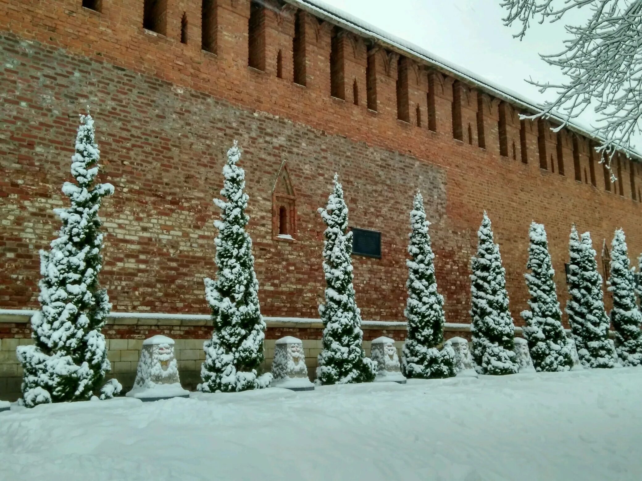 Засыпаны снегом ели. Засыпанный снегом Кремль.