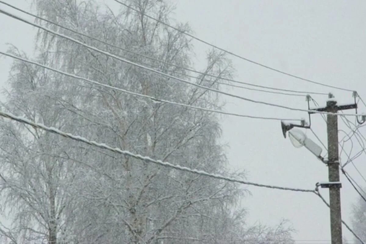 Иней на проводах. Обледенение проводов ЛЭП. Снег на проводах. Налипание мокрого снега на провода и деревья. Наледь на ЛЭП.