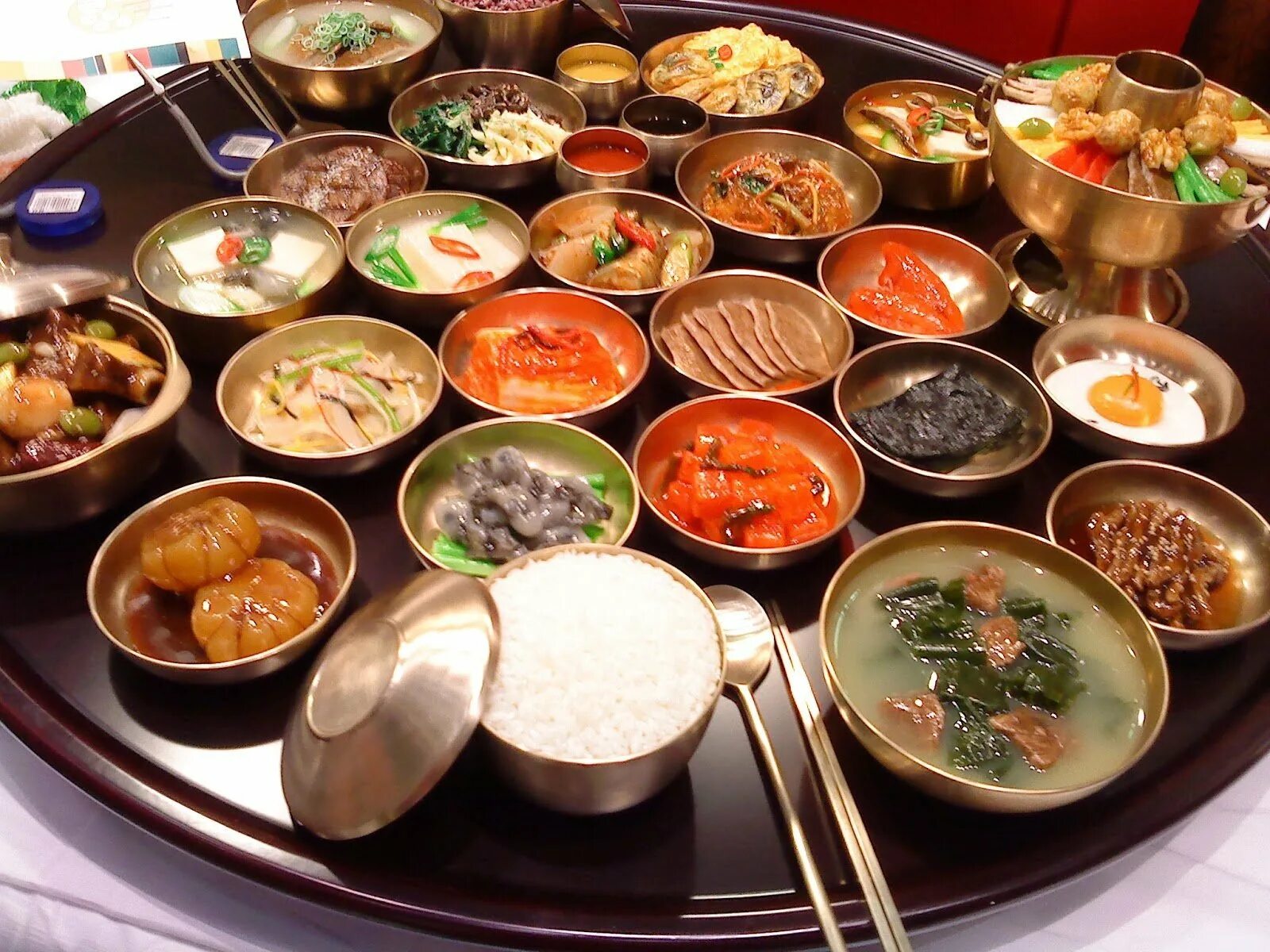 Южный обед. Национальная кухня Южной Кореи. Национальная Южная корейская кухня. Кухня Южной Кореи пибимпаб. Королевская кухня Чосон.